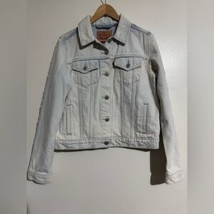 Levi's Women's Light Wash Denim Jacket Large embroidered sleeve
